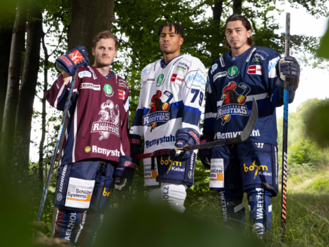 Drei aktuelle Spieler im neuen Heimtrikot der Saison 2025/2026